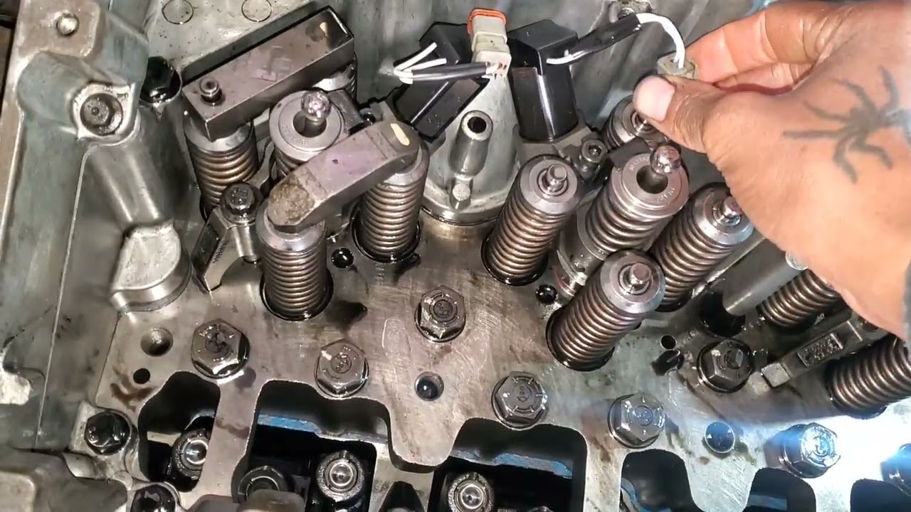 Внутри двигателя Cummins M11 установка форсунок
