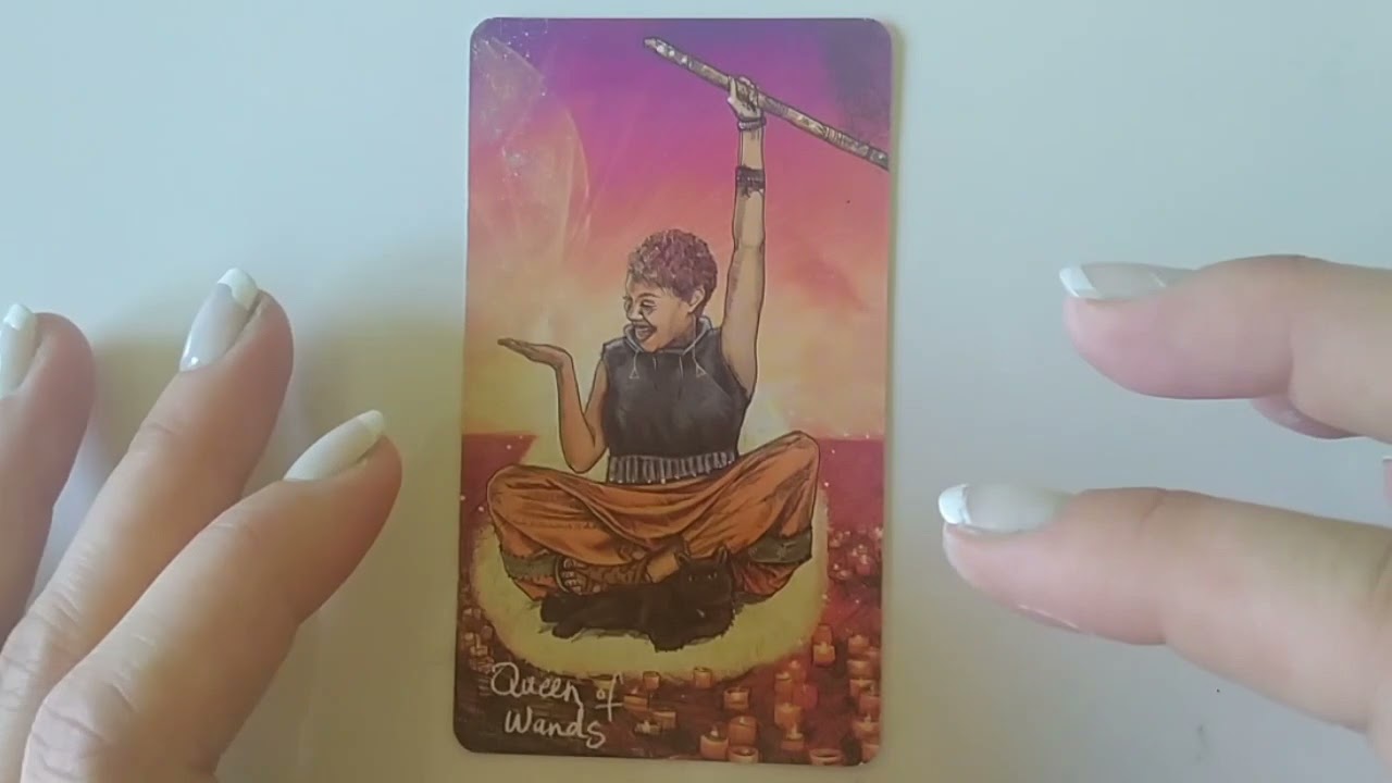 Light Seer's Tarot. Reina de Bastos.