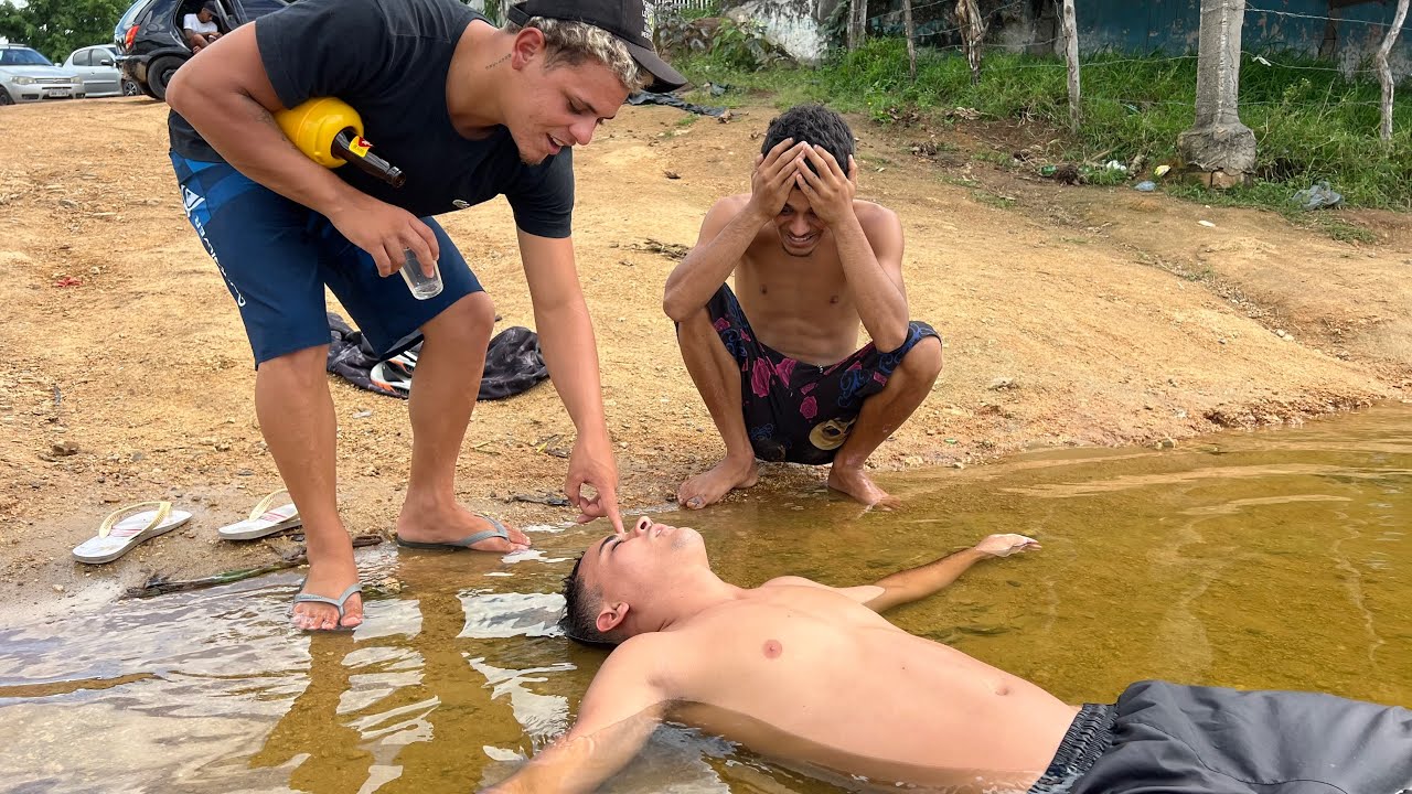 OS AMIGOS DEIXOU ELE M-0-R-R-3-R AFOGADO !