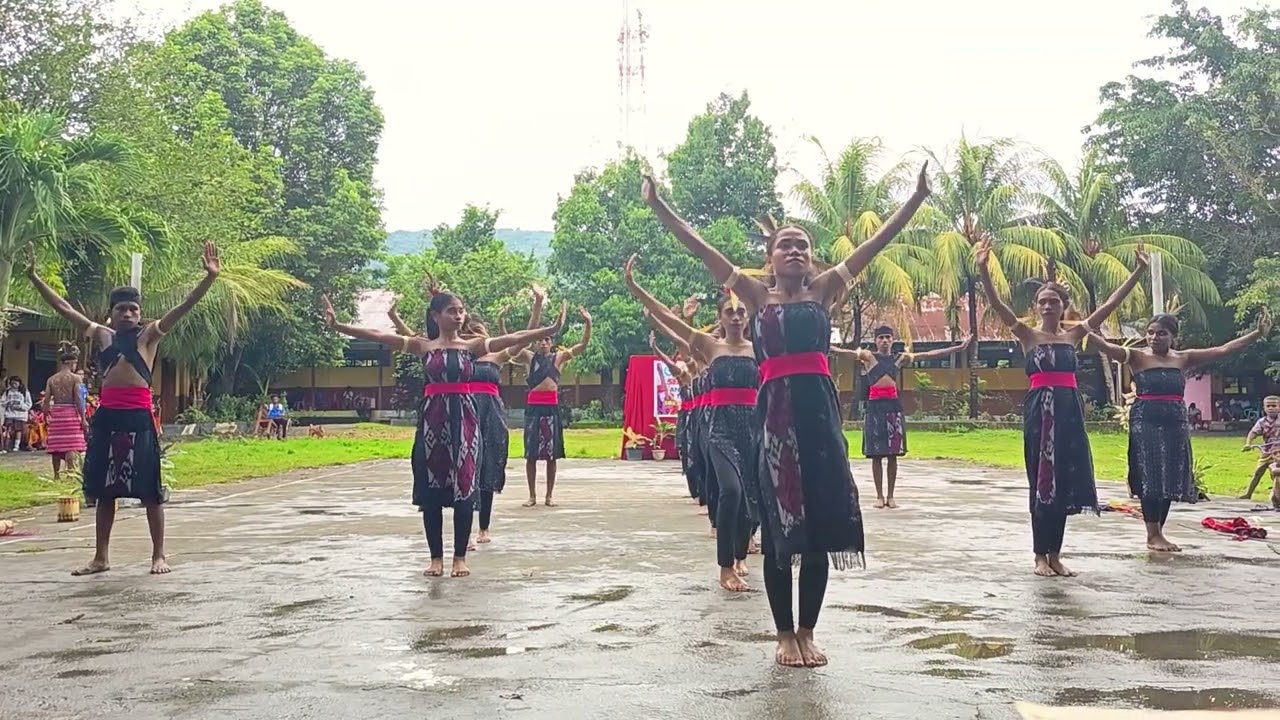 TARI KREASI SISWA SMAS KRISTEN 1 KALABAHI KELAS XII F2 Kelompok B. UJIAN PRAKTEK SENI BUDAYA