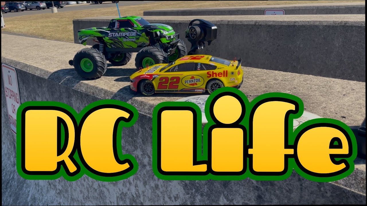 Losi Nascar and Traxxas Slash 4 x 4 ￼