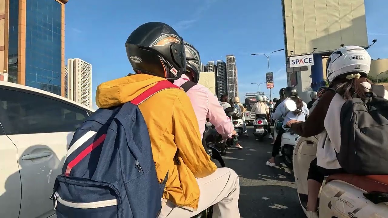 EP 129: Everyday motorcycle ride in Phnom Penh, Cambodia, 4K/60p