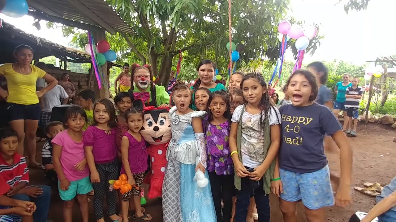 Hora de las piñatas para las niñas y niñas. Cumpleaños de la niña Kuaky.Parte 20