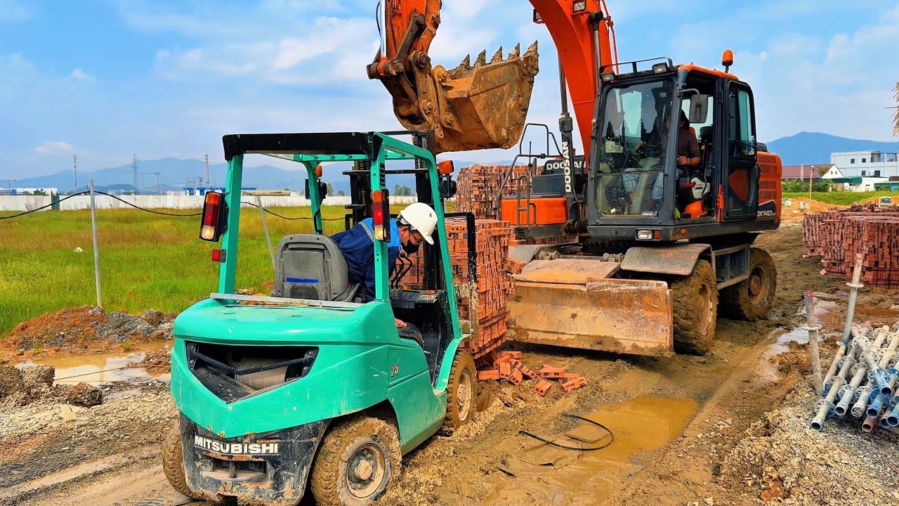 MÁY XÚC HOA HẬU GIẢI CỨU XE NÂNG CHỞ GẠCH SA LẦY. MÁY XÚC, MÁY CẨU LÀM VIỆC | EXCAVATOR 4K ULTRA HD