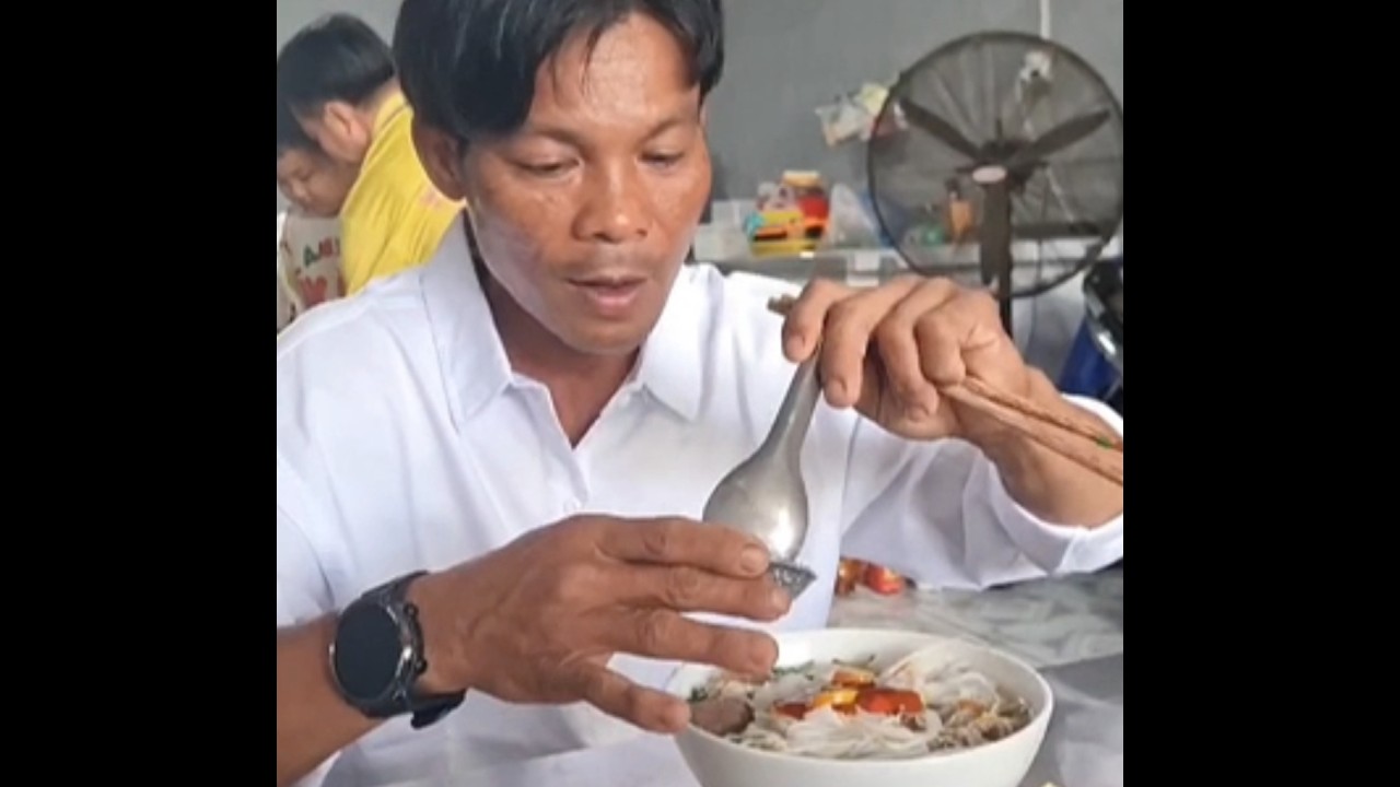 Bất ngờ Gặp #Núileodua ăn Hai tô phở..