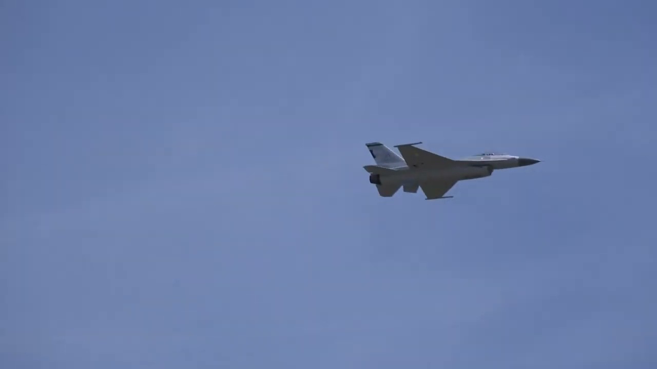 Ronnie's Skymaster 1/6 scale F-16 1st flight Apollo 4-22-23 slowed ending!