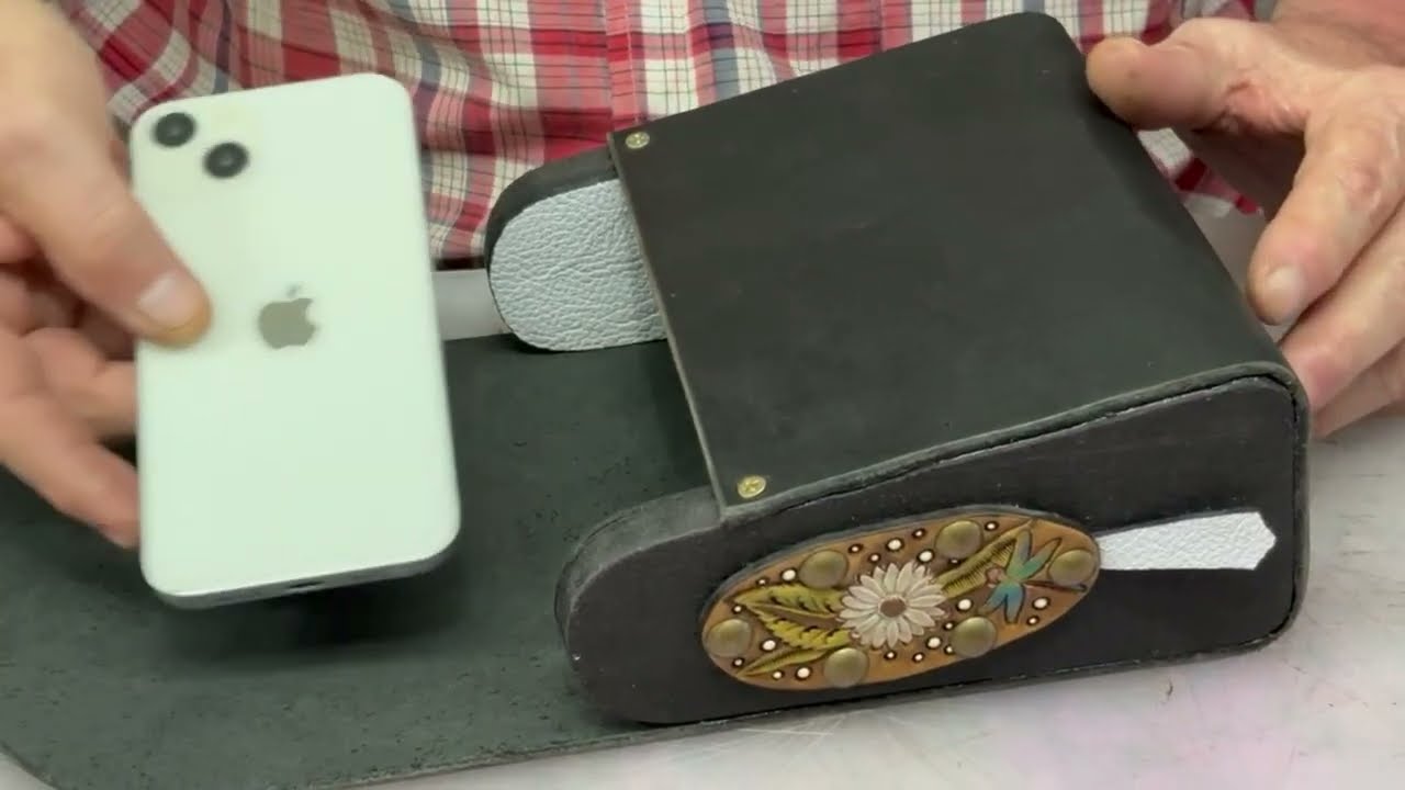 OTRA BANDOLERA EN CUERO Y MADERA RECICLADA#artesaniasencuero  #cuerorepujado#cueroartesanal  #cuero