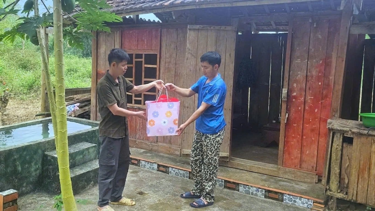 With gratitude, KONG visited PHIN's home to thank him for his kindness & help during difficult times