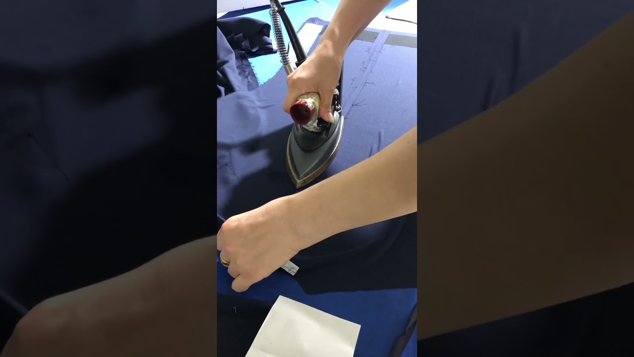 Latest sewing tools and tutorial:Opening the back seam of the jacket.