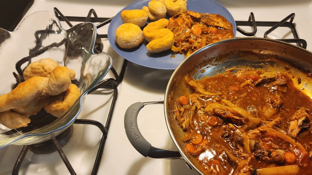 Консервированная сельдь и жареные пельмени