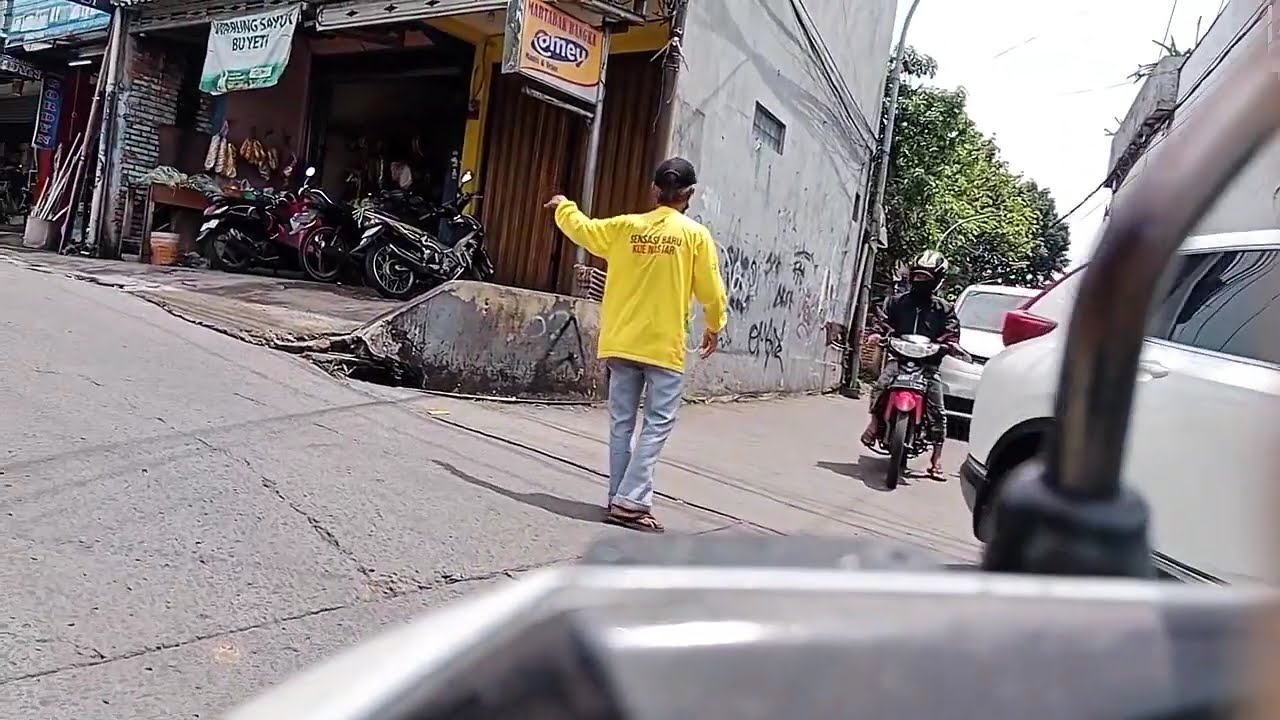 Menikmat Suasana Berkendara di Siang Hari