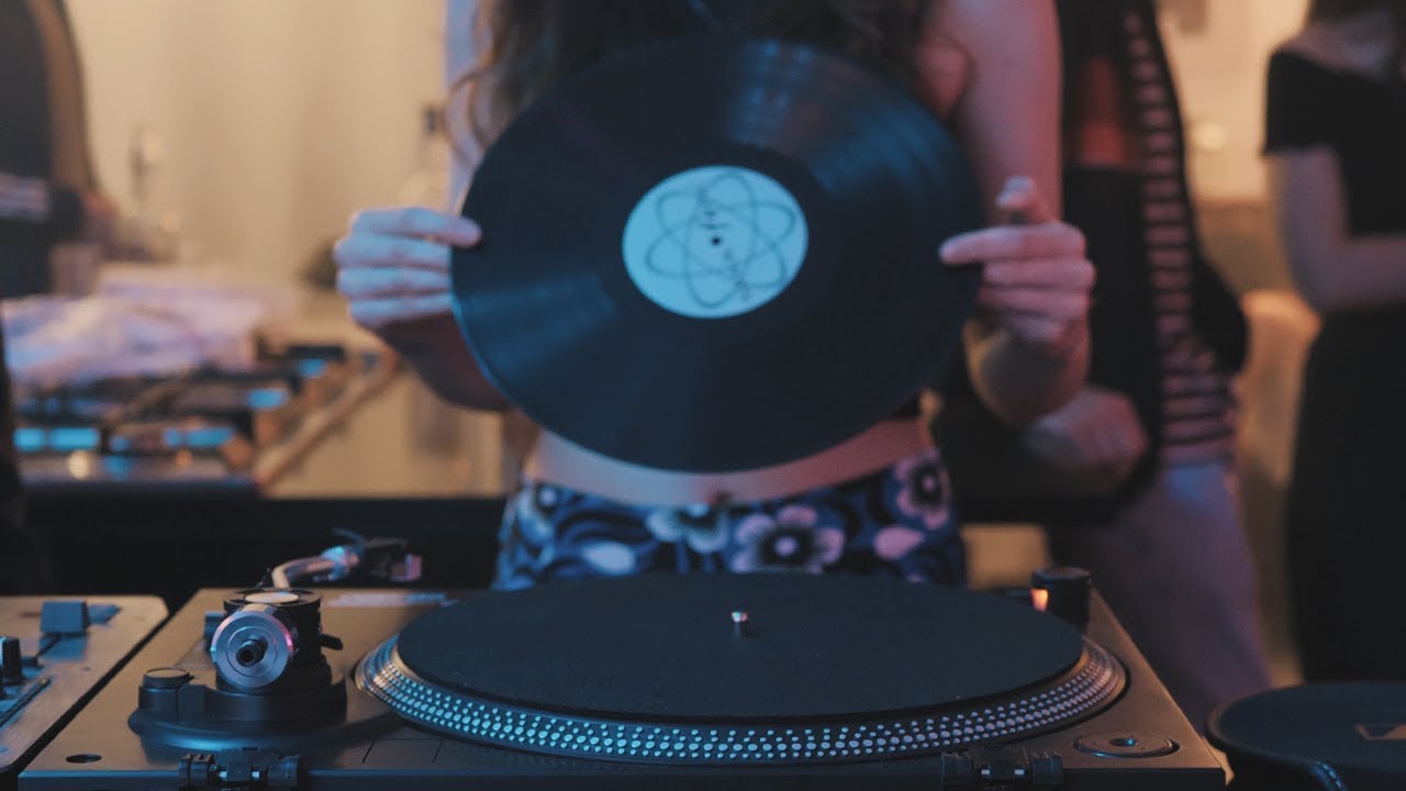 ELYA - Una ragazza cos&igrave;