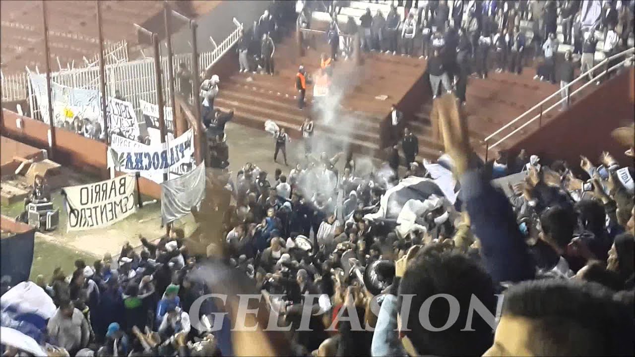 LLEGA TOCANDO EL BOMBO CON LA TROMPETAS
