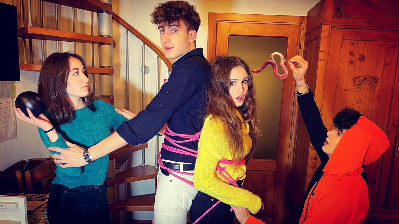 BULLI vs SECCHIONI - I MIEI AMICI SONO DIVENTATI BULLI !!! - by Charlotte M.