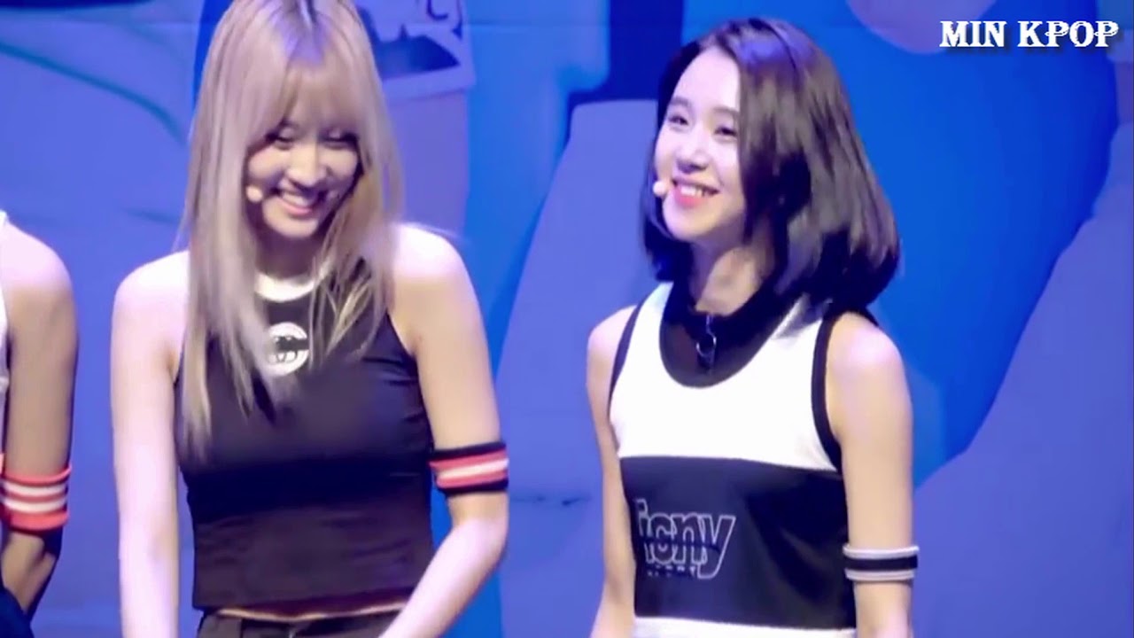 MOMO VS CHAEYOUNG (TWICE) CUTE & FUNNY MOMENTS