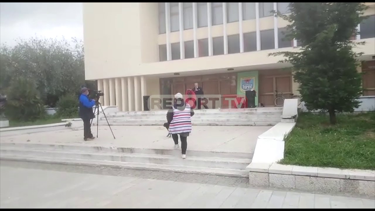 Tenori lushnjar zgjon qytetin me k&euml;ng&euml;t e tij, fal&euml;nderon pensionist&euml;t p&euml;r veprat e nd&euml;rtuara