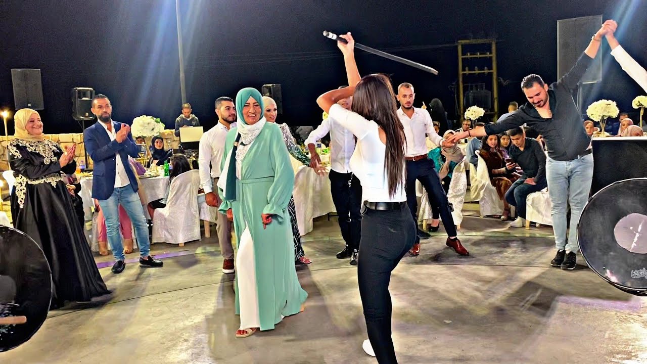 انذار الست المحجبة نزلت تتحدى😳 بنت(20)بل دبكة وحدث الذي لا احد يتوقعهٌ Traditional lebanese dance