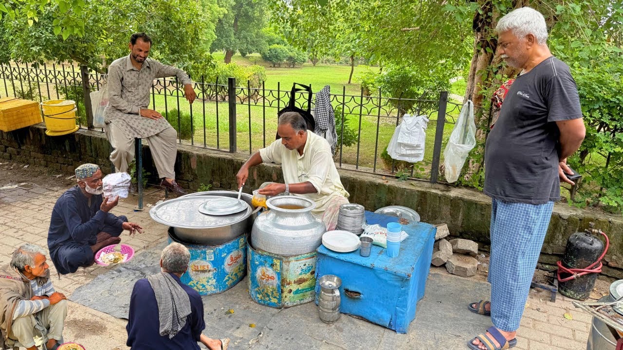 BEST CHEAP ROADSIDE BREAKFAST - CHEAPEST MINI DAHABA - YOUNG MAN ELLING HALEEM & CHANNAY AT FOOTPATH