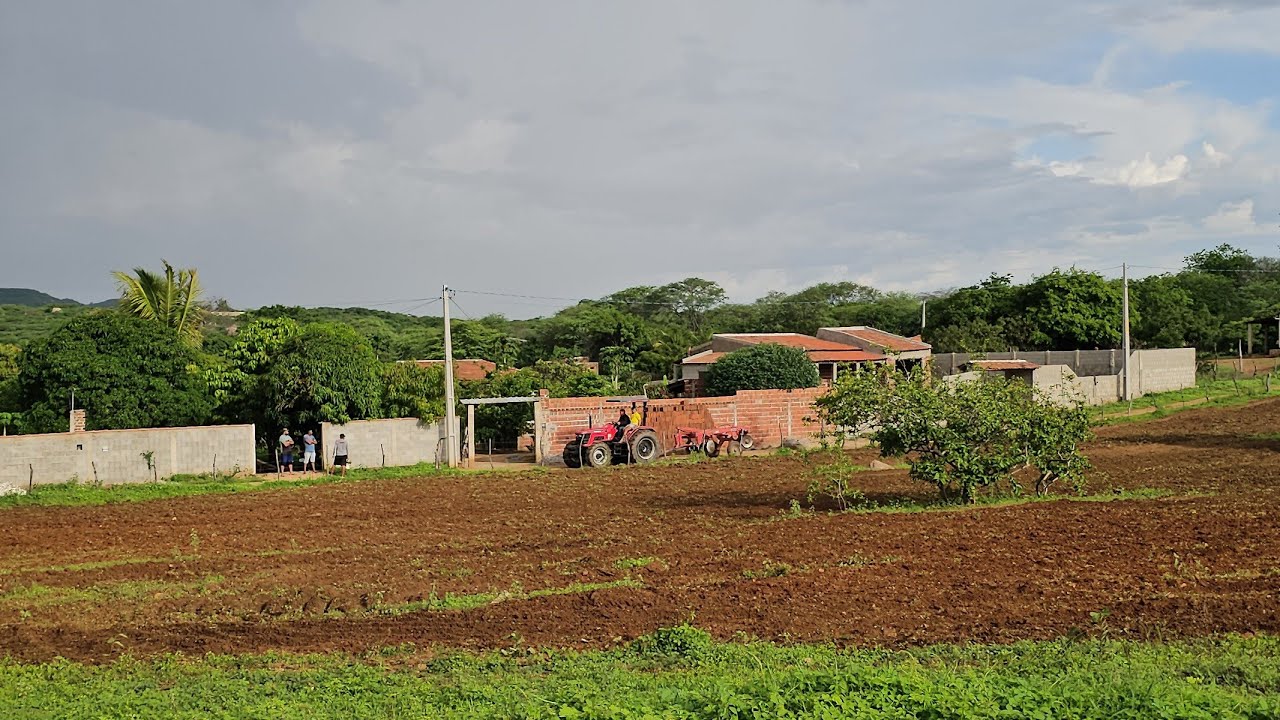 Trator faz aração de terra na Clarinha Itapetim PE em 03-03-26