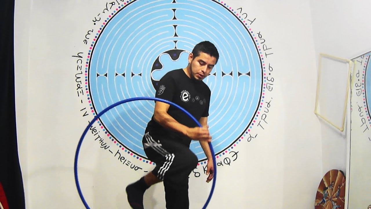 Pasar el aro de forma vertical entre las piernas. Tutorial Hula Hooping.