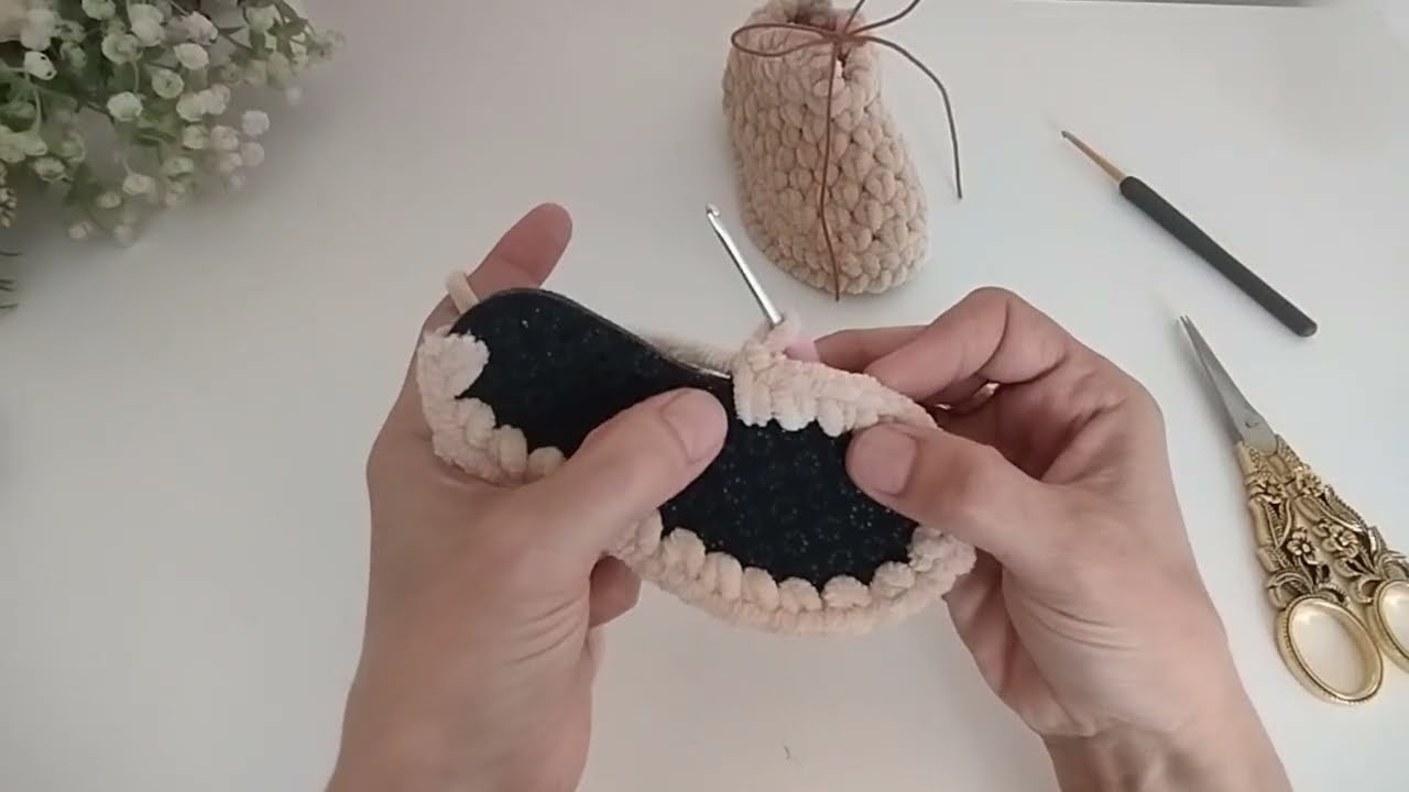 Kadife İpten BEBEK AYAKKABISI YAPIMI/Crochet baby booties 