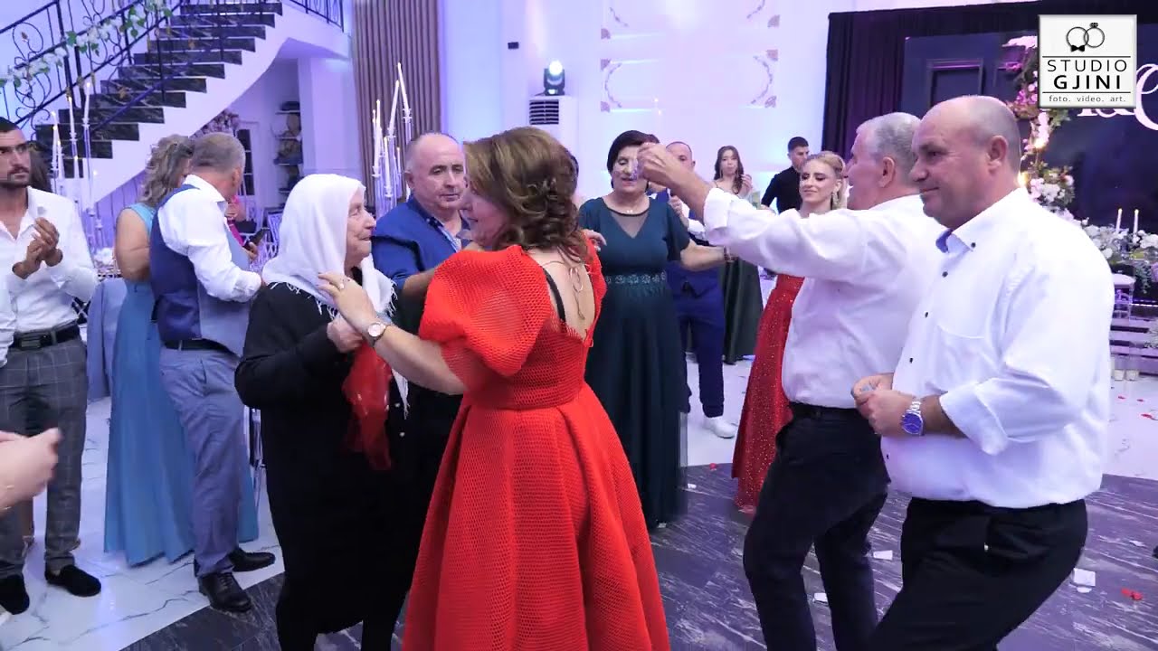Ne Shtepine e Gjyshes -- Saimir Ahmeti -- Sa Bukur Vallja e Familjes ( Dasma Kesian & Griselda )