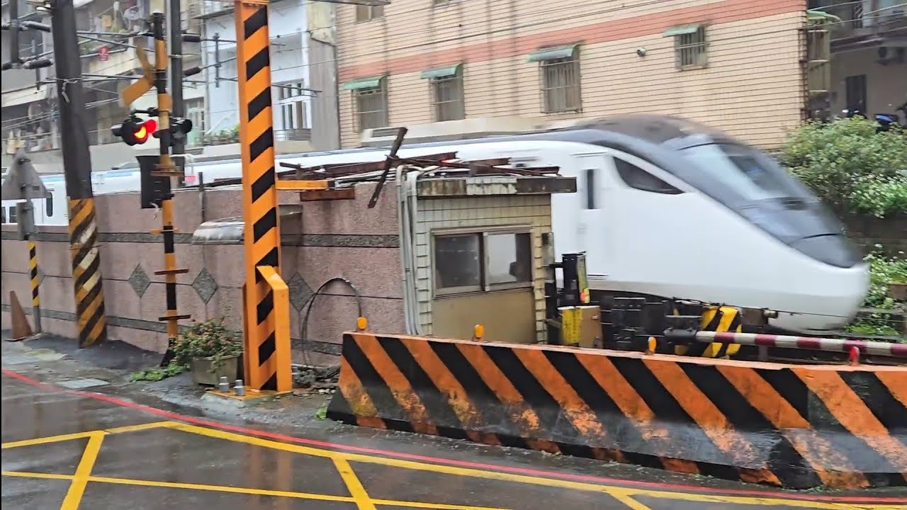 410次樹林開往台東東部半直達EMU3000型十二輛編組EMU3039皮蛋豆腐騰雲號藍色帶新城際自強號列車，和401次台東開往樹林半直達TEMU2000型TEMU2015+TEMU2016普悠瑪自強號