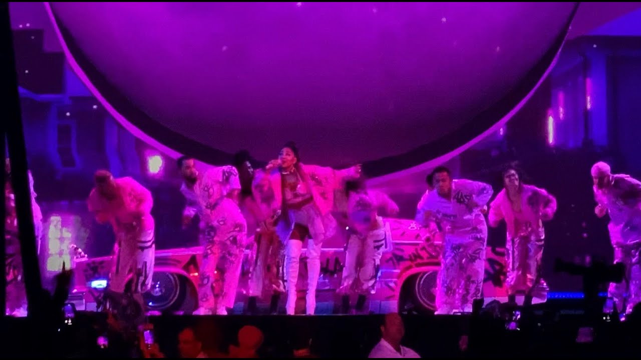 Ariana Grande - 7 rings - Live from The Sweetener World Tour