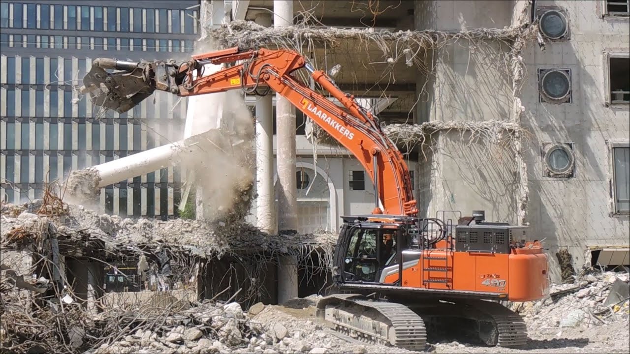 Bagger Hitachi 490 - Beton mit viel Eisen