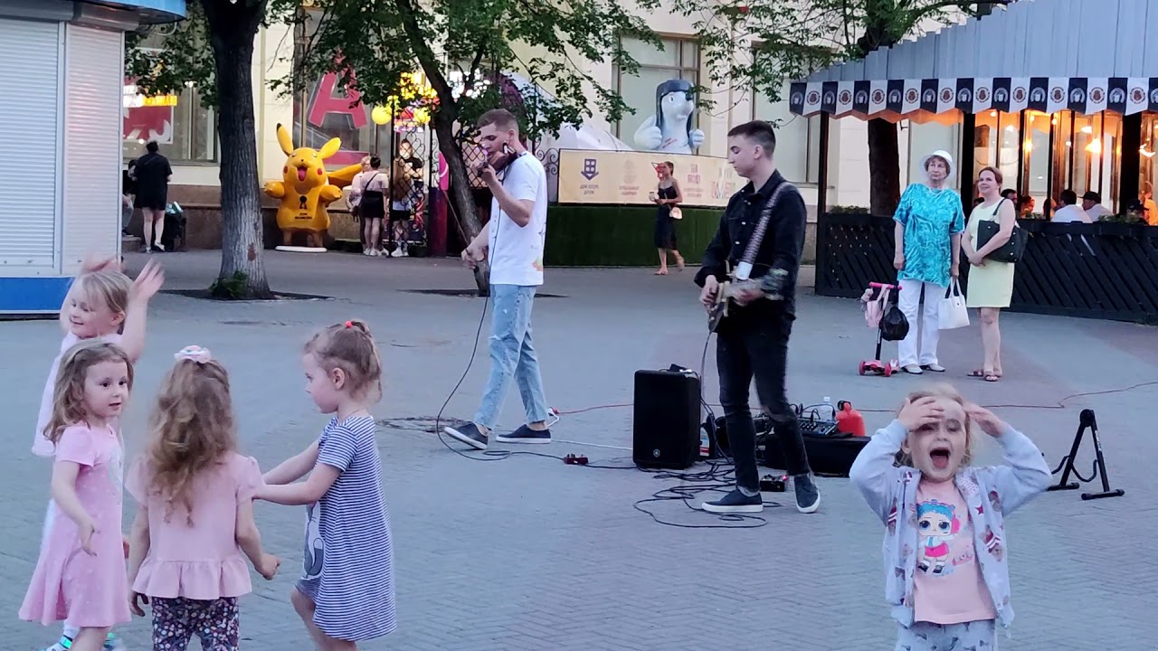 Челябинск  Просто божественно играют уличные музыканты 15 05 2021г