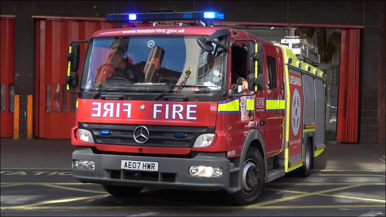 LOTS OF HORN - London Fire Engine responding with siren and lights