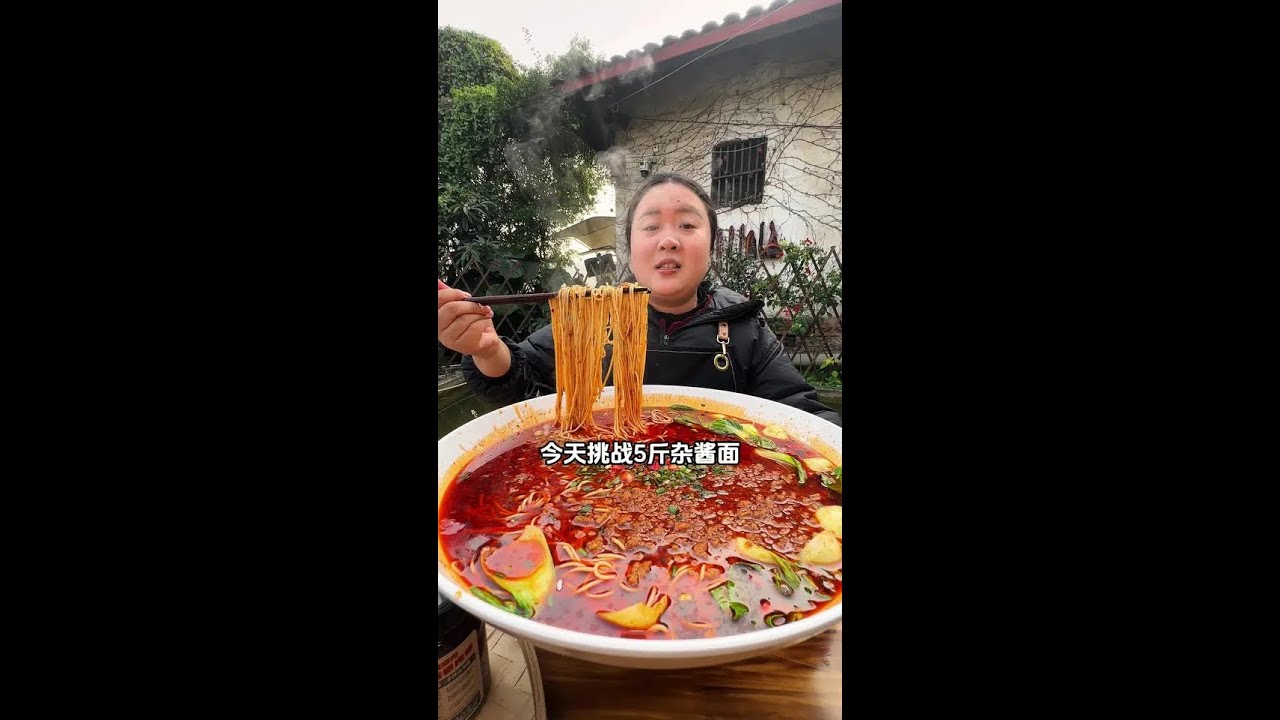 今天挑战5斤杂酱面，你们相信胖妹能成功吗？