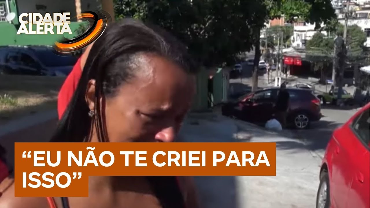 Mãe chora em frente à delegacia após prisão do filho por assalto a ônibus