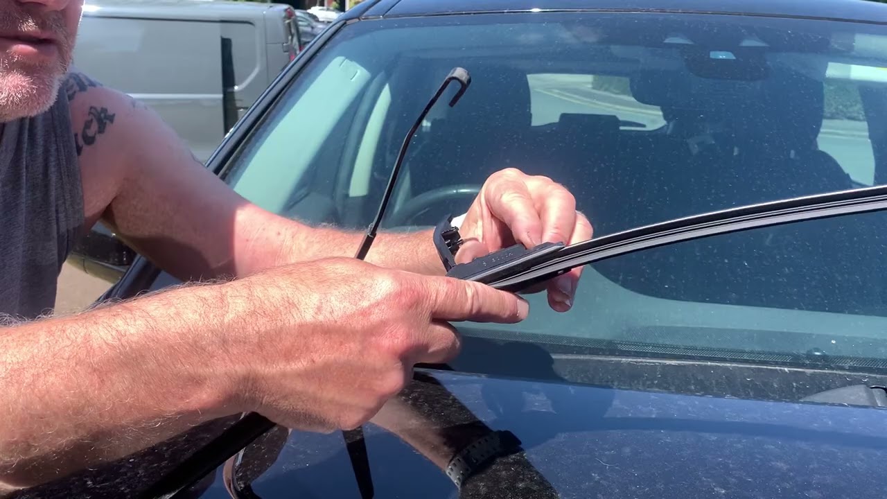 Front Landrover discovery sport 2020 changing wiper blades super easy