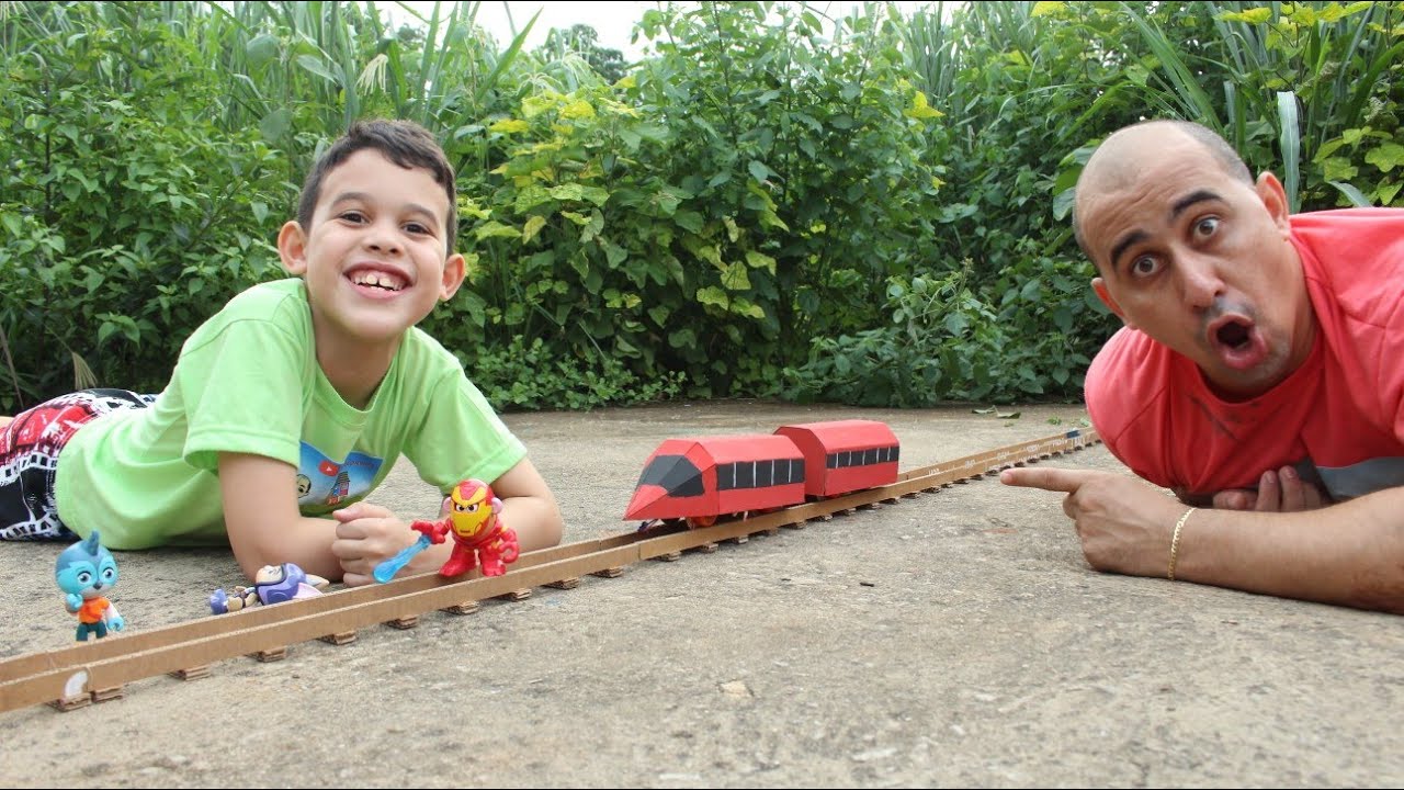 LUCAS E PAPAI BRINCAM com TRENZINHO FEITO DE PAPELÃO