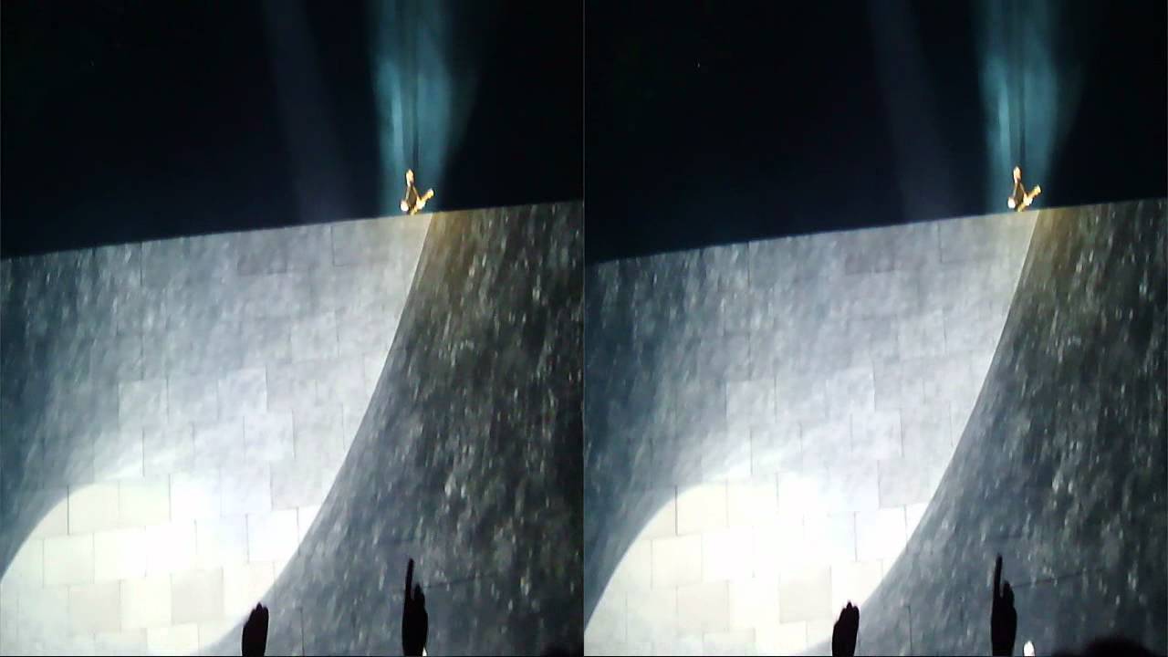 Roger Waters - The Wall joined by David Gilmour in 3D (viewable in 2D too using player options)