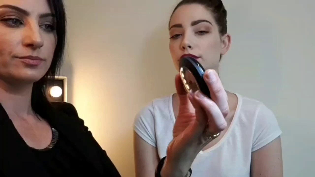 Make-Up Studio Australia Applying Lumiere Highlighter Champagne Halo
