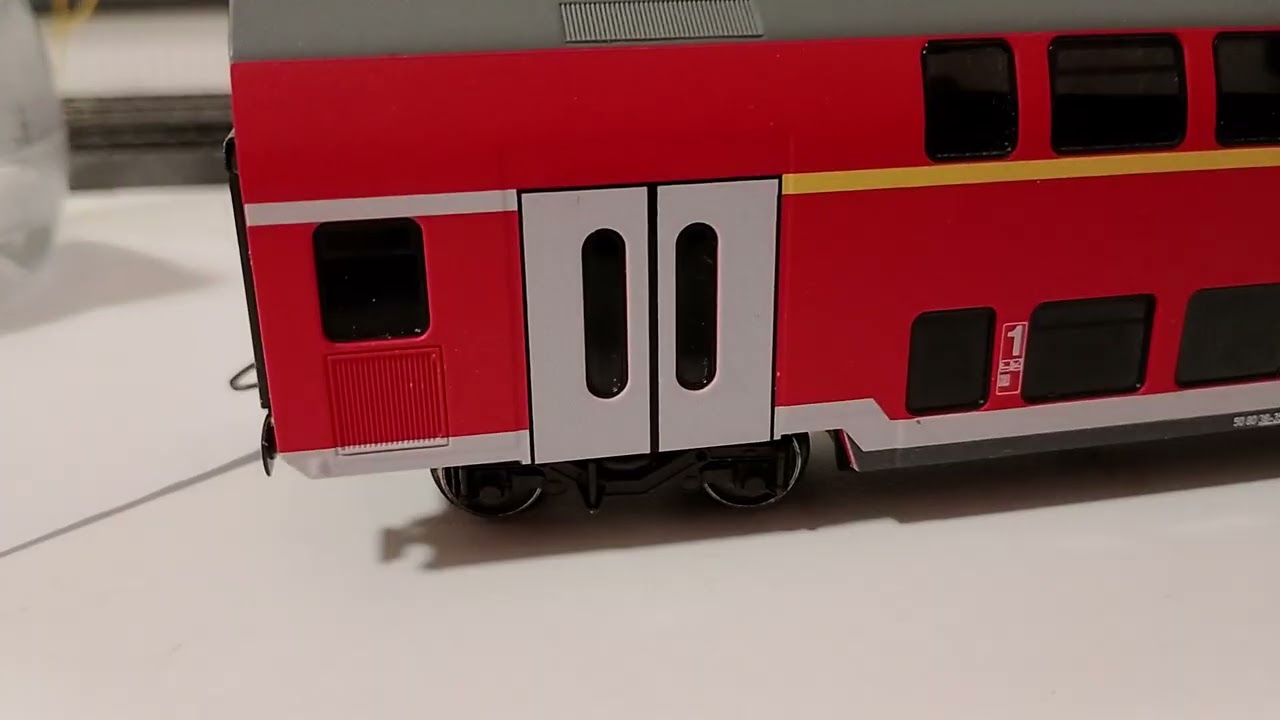 Einer der Roten Doppelstockwagen ist an der Kupplung defekt - was nun ??? - Aufklärung 