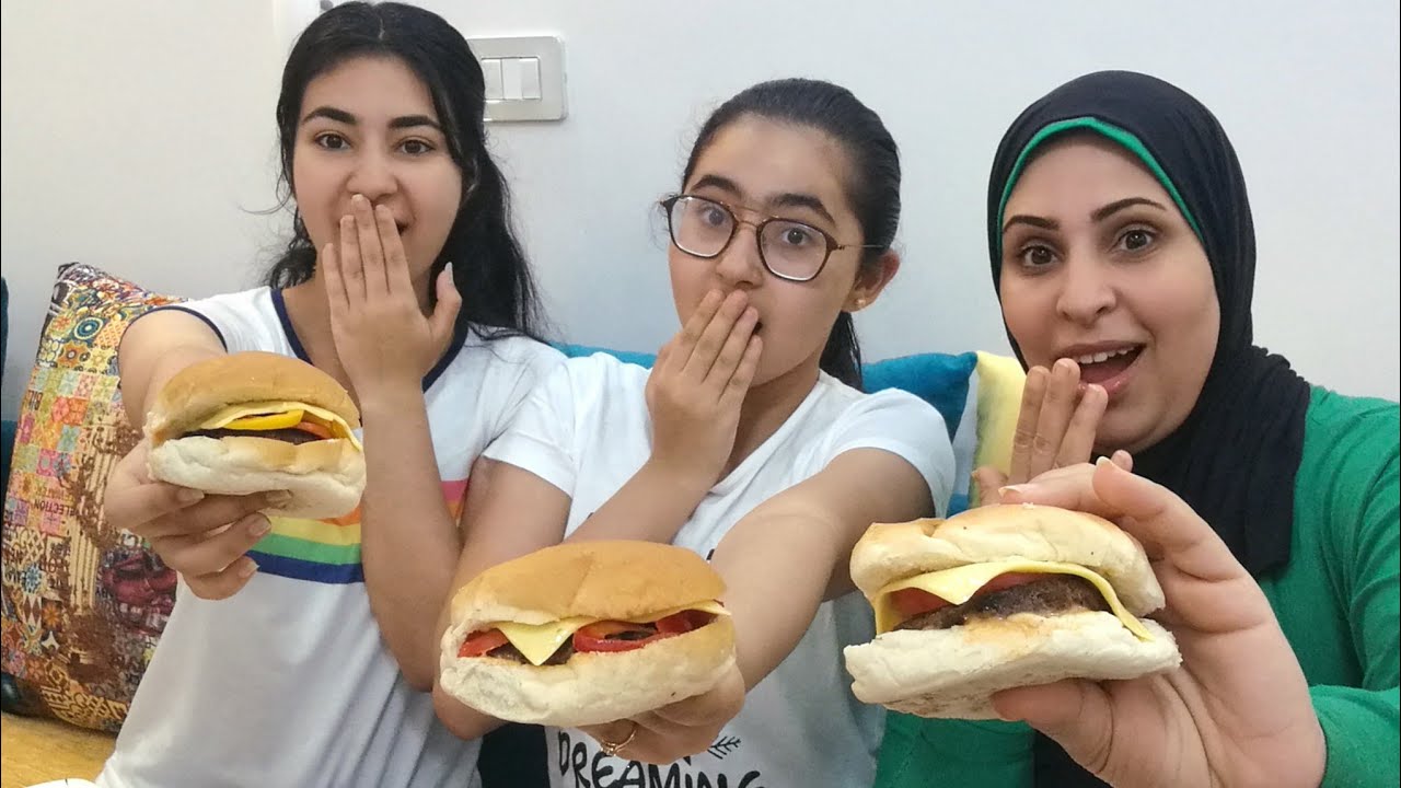 تحدى اكل سندوتشات البرجر حجم كبيييير والعقاب،فى مدخل العماره😂😂😂