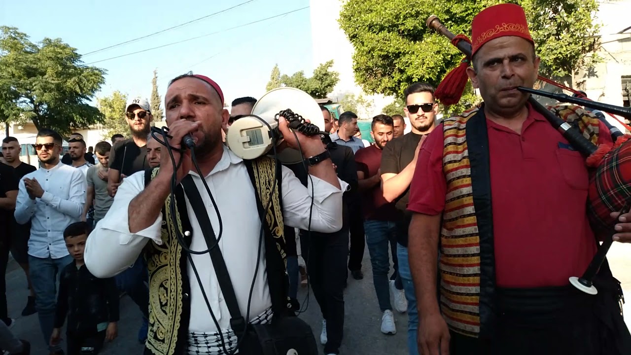 زفة استقبال للعريس و جاهته الكريمة عند دار العروس مع فرقة طل القمر لزفة العريس 0523118172