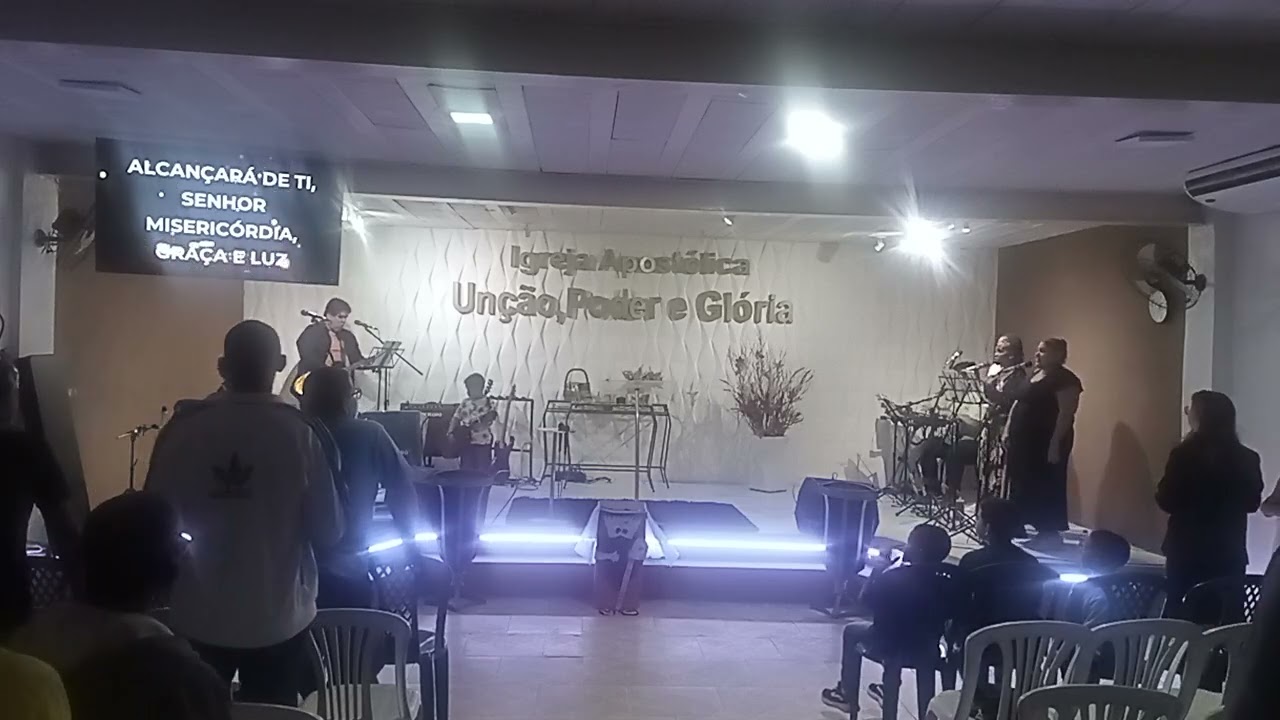 Ministério de louvor som solene adorando ao Senhor 