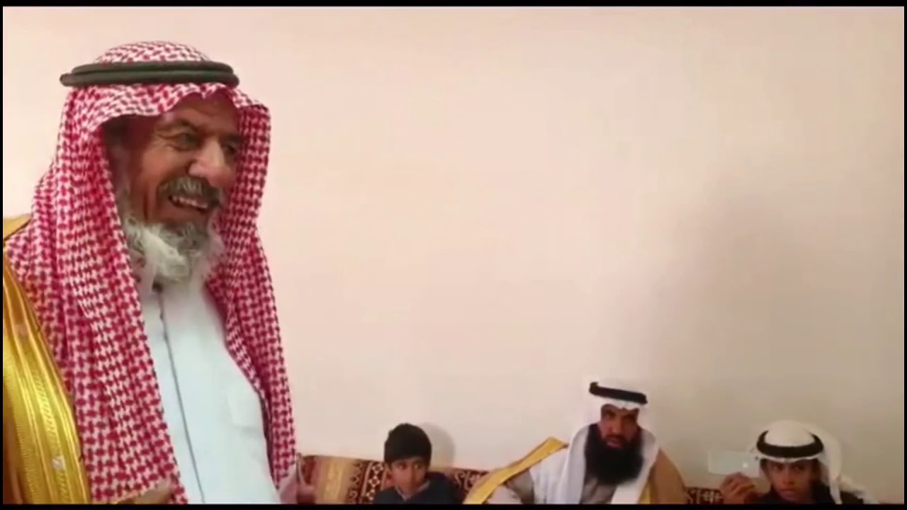 الشيخ/ غالب بن مسعر البيضاني الحربي ولجنة البيضان يقومون بتكريم الراوي الشاعر/ سالم بن زويد.