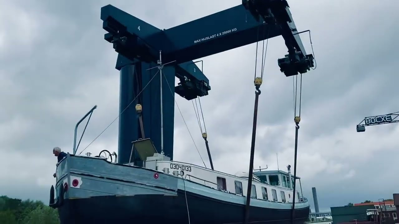 Woonboot naar scheepswerf voortduwen || Scheepswerf Bocxe Delftsche Schie 24-8-2024