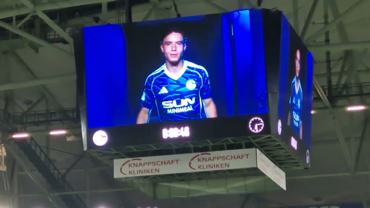 Manschaftsaufstellung Schalke 04 in der Veltinsarena #S04 #schalke #Veltins 
