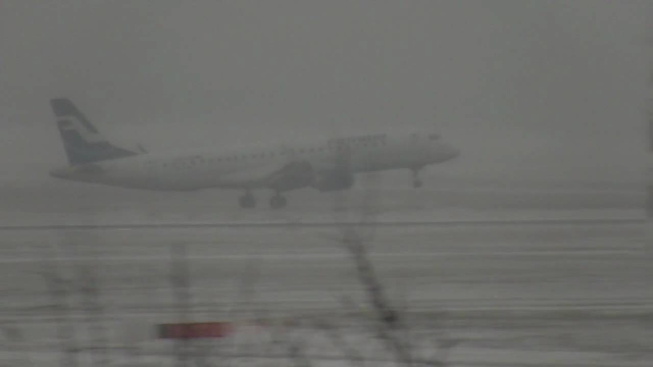 Flughafen  Airport Hamburg im Schnee take off