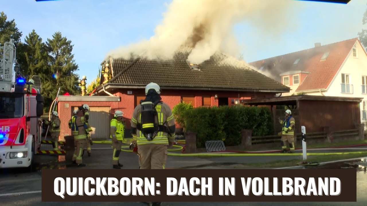 Dachstuhl in Vollbrand: Feuerwehr kämpft mit Flammen und Rauch