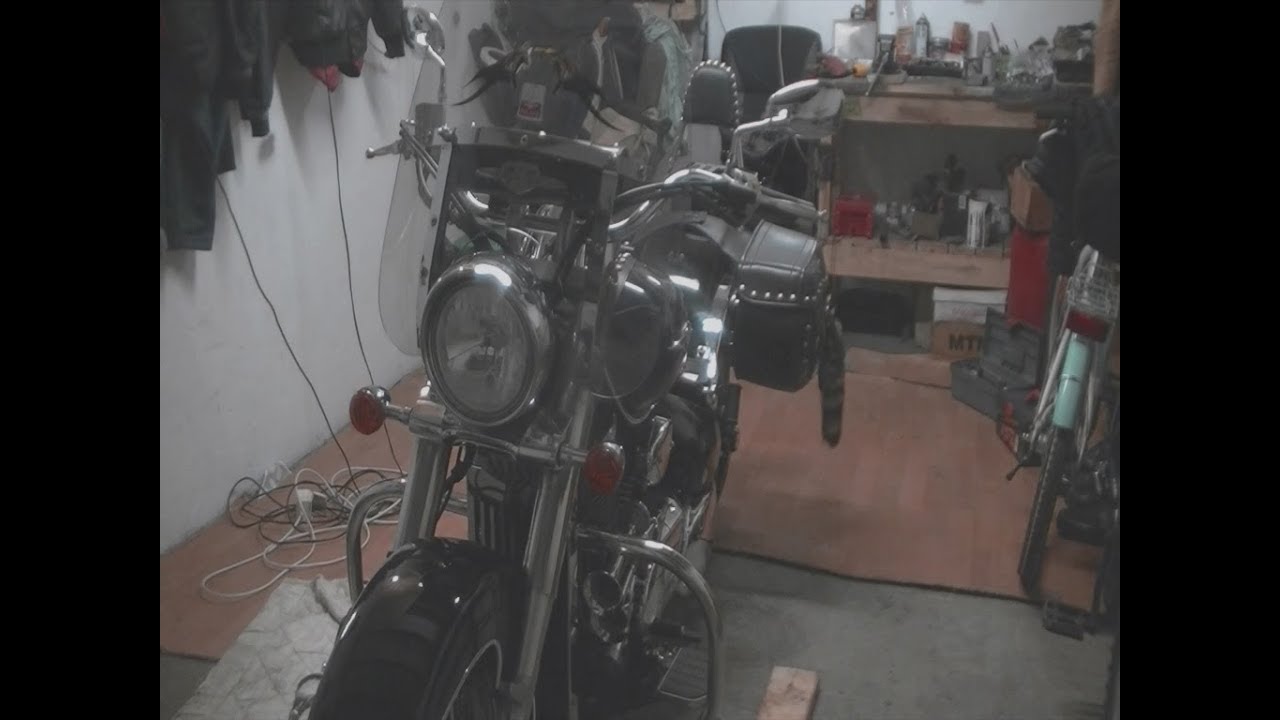 Wymiana oleju w silniku motocykla Suzuki VL 800 Volusia Boulevard C50 .