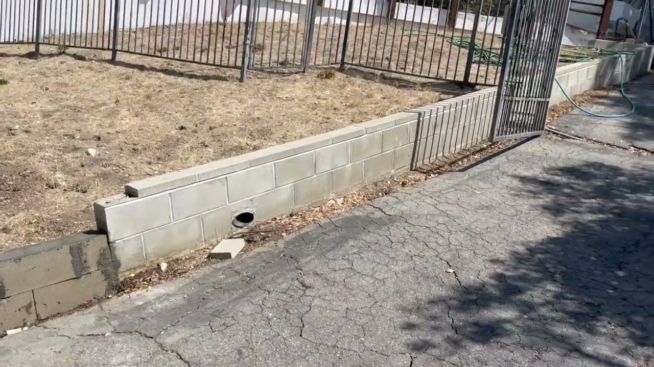 Fence and fence made of blocks