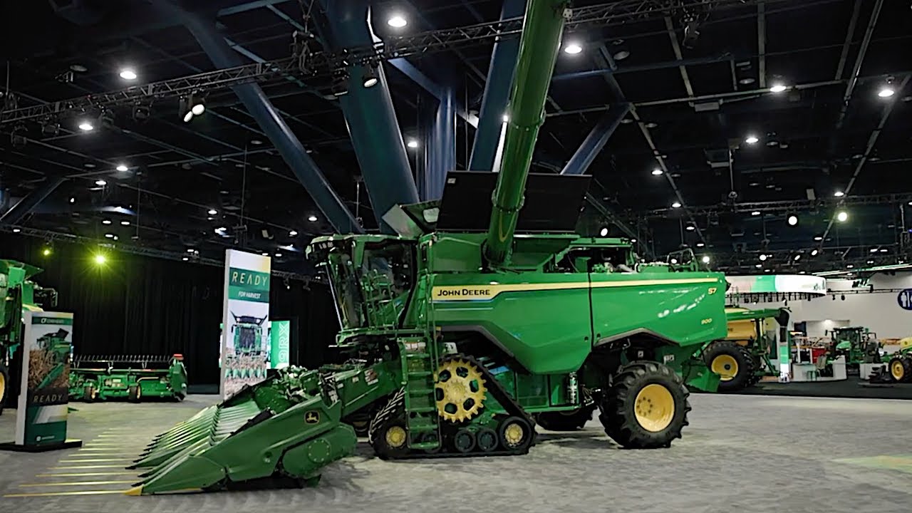 Компания John Deere представила новый комбайн S7.