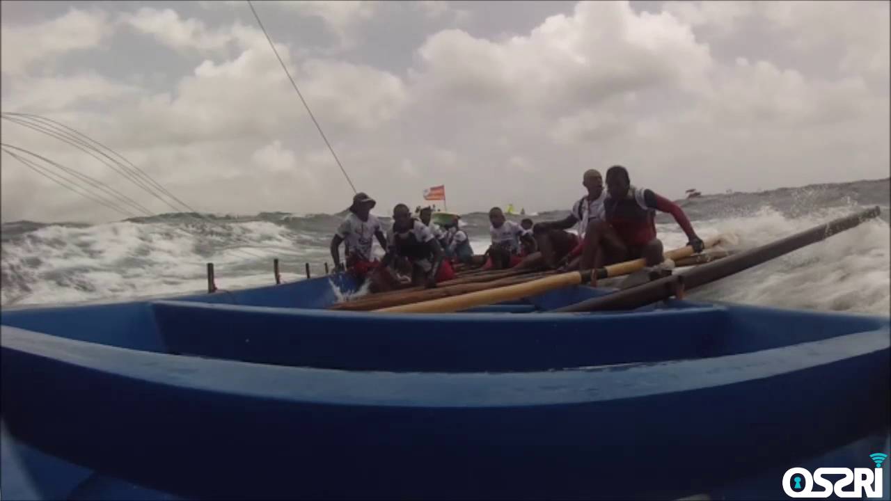 Yole Sa Pa Zaf&egrave;'w - D&eacute;ferlante lors du Tour des Yoles 2015